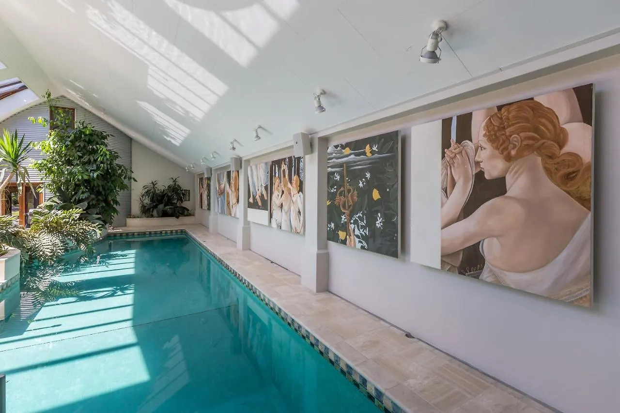 Bond Estate Luxury Accommodation Κράισττσερτς